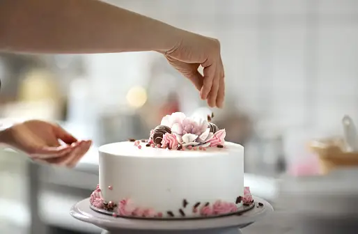 https://www.istockphoto.com/photo/cake-manufacturer-gm1491996147-516143319?utm_campaign=srp_photos_top&utm_content=https%3A%2F%2Funsplash.com%2Fs%2Fphotos%2FNaked-Cake&utm_medium=affiliate&utm_source=unsplash&utm_term=Naked+Cake%3A%3A%3A